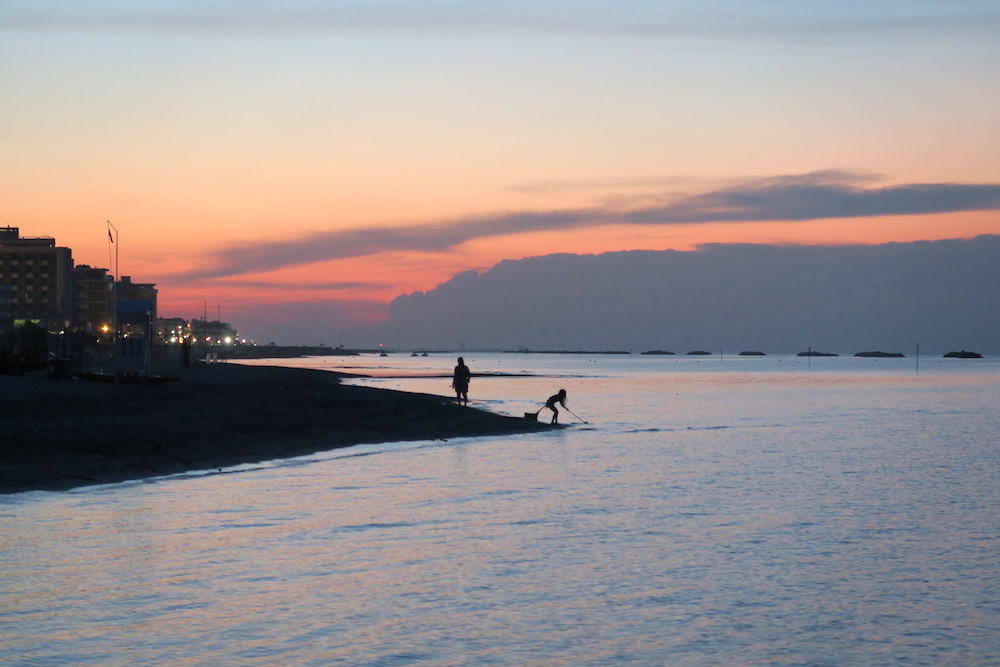 夕どきのリミニ浜辺で海開き_f0234936_6565569.jpg