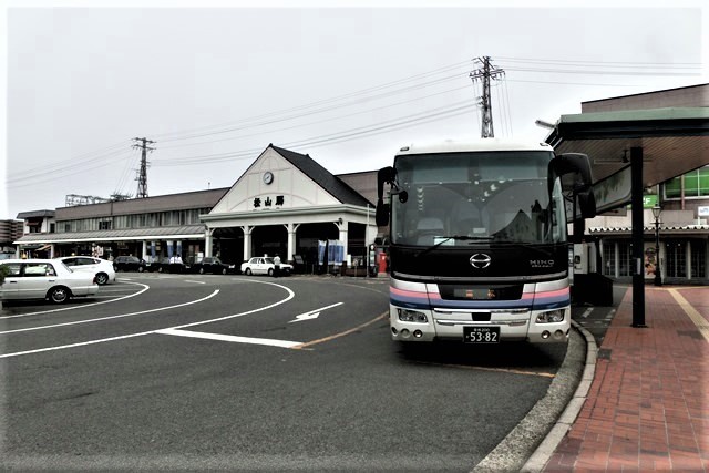 松山観光＠交通網が完璧な松山市、路面電車が主役で鉄道も楽しさいっぱい、楽しい列車が松山駅に集合、アンパンマン列車が子供に大人気の松山_d0181492_07595691.jpg