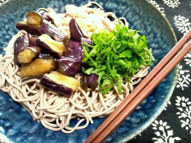 ナスと鶏肉の温かい、ぶっかけ蕎麦、ラー油風味_f0364715_07535210.jpg