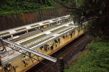 鐘の音が聞こえる駅_f0132230_03085968.jpg