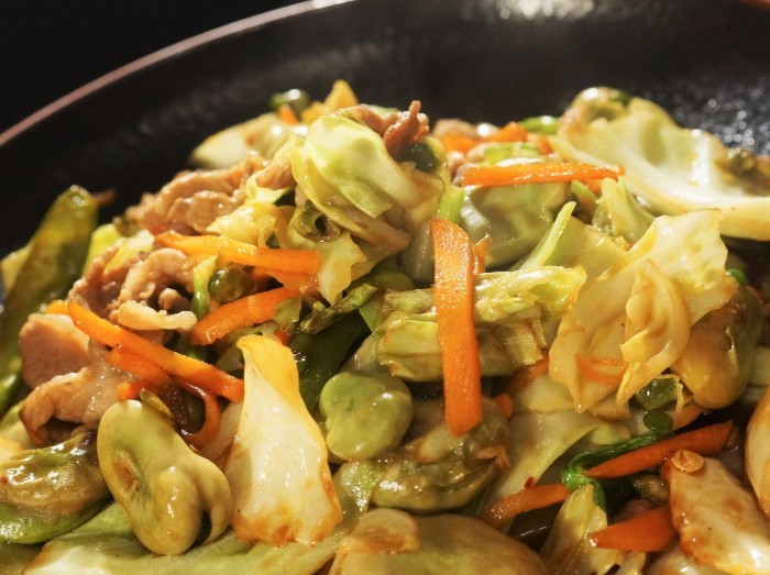 ■菜園発【採れ立てお豆３種とキャベツで　肉野菜炒め】焼肉だれ1本で簡単！！_b0033423_20095581.jpg