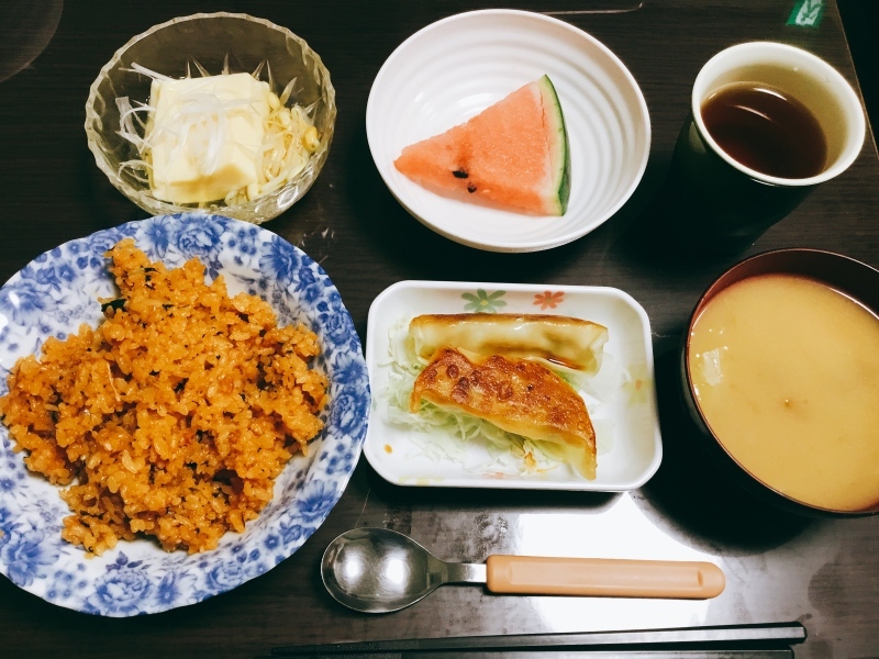 ひまわり荘 夕食 ビビンバ 餃子 卵豆腐 ナメコの味噌汁 スイカ 今日の献立