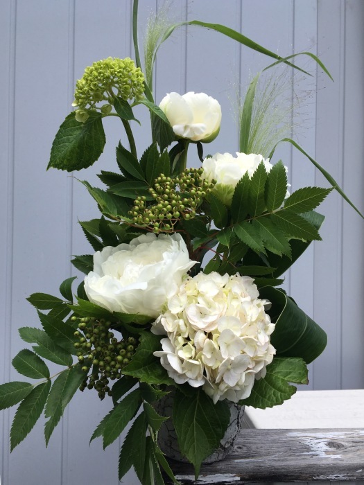 白い紫陽花と白い芍薬 そしてナナカマド ワットモーイ オランダのフラワーアレンジメント教室