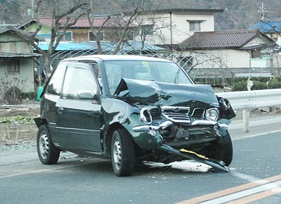 前の車が正面衝突_e0183106_23420579.jpg