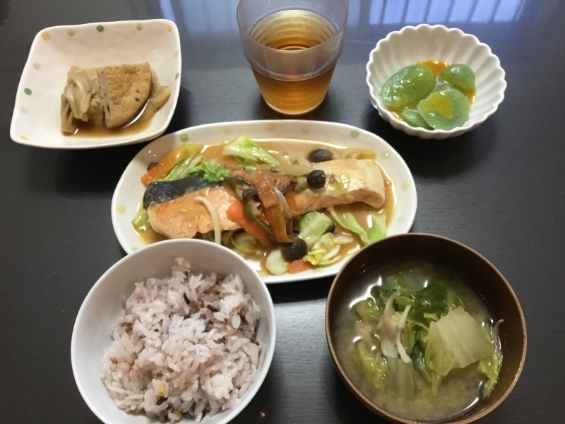 しらゆり荘夕食 鮭のちゃんちゃん焼き がんもの煮物 さしみコンニャク 今日の献立