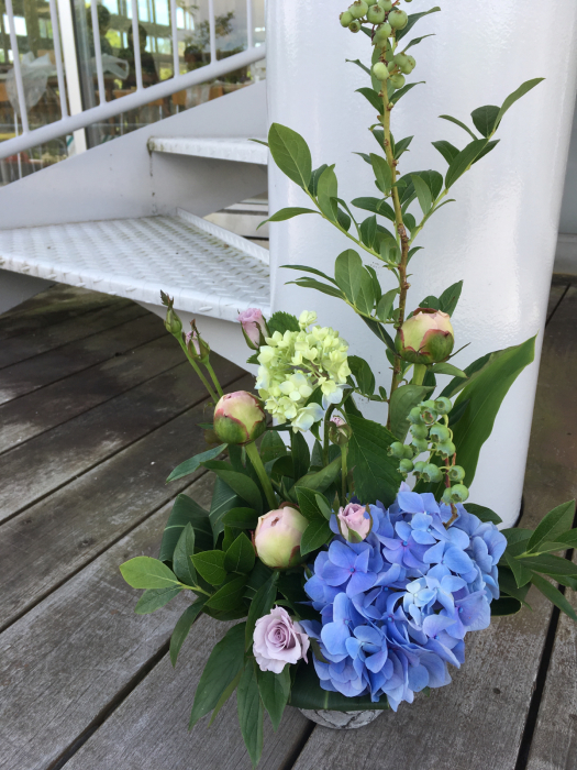 今日は紫陽花とブルーベリー ワットモーイ オランダのフラワーアレンジメント教室