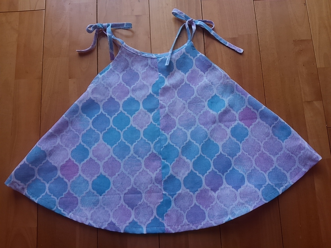 100均 手ぬぐいワンピ Deru 虹色の水彩画 きままな独り言