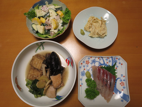 ヒラマサ刺身と 茄子と鶏と絹揚げの生姜煮と ハムのごろごろサラダ それに生湯葉 かやうにさふらふ ヒラマサ刺身と 茄子と鶏と絹揚げの生姜煮と ハムのごろごろサラダ それに生湯葉 かやうにさふらふ