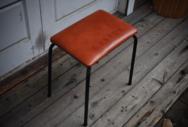 leather stool_b0172633_20343862.jpg