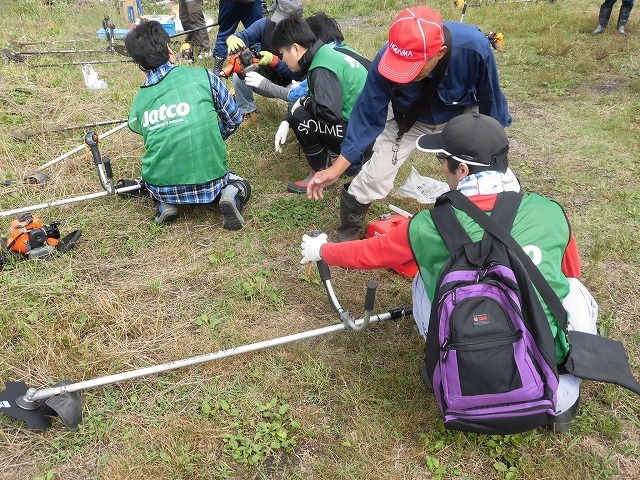 今年最初の滝川の土手普請 草が「みるい」ので、サクサク刈れます!_f0141310_08130829.jpg