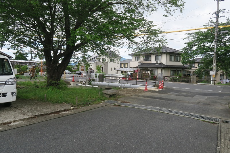 ヤマザクラとベンチ_f0076731_19513704.jpg