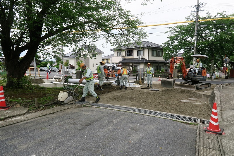 ヤマザクラとベンチ_f0076731_19525270.jpg