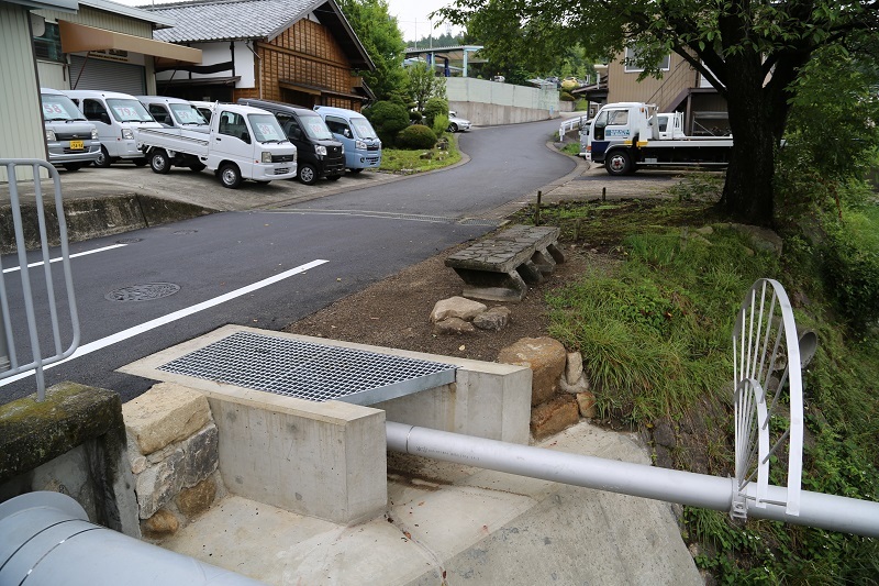 ヤマザクラとベンチ_f0076731_19551494.jpg