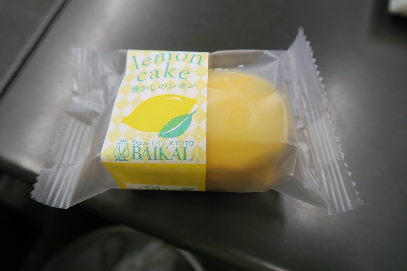 ヤマザクラとベンチ_f0076731_21135861.jpg