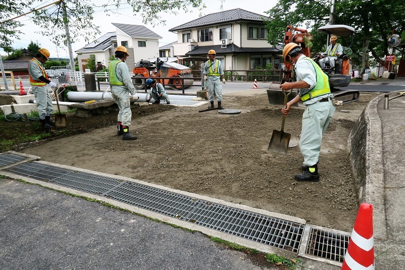 ヤマザクラとベンチ_f0076731_15195447.jpg