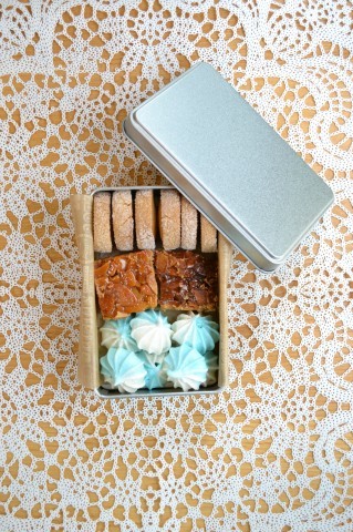 半分青い焼きメレンゲと缶クッキー 東京都調布市菊野台の手作りお菓子工房 アトリエタルトタタン 半分青い焼きメレンゲと缶クッキー 東京都調布市菊野台の手作りお菓子工房 アトリエタルトタタン