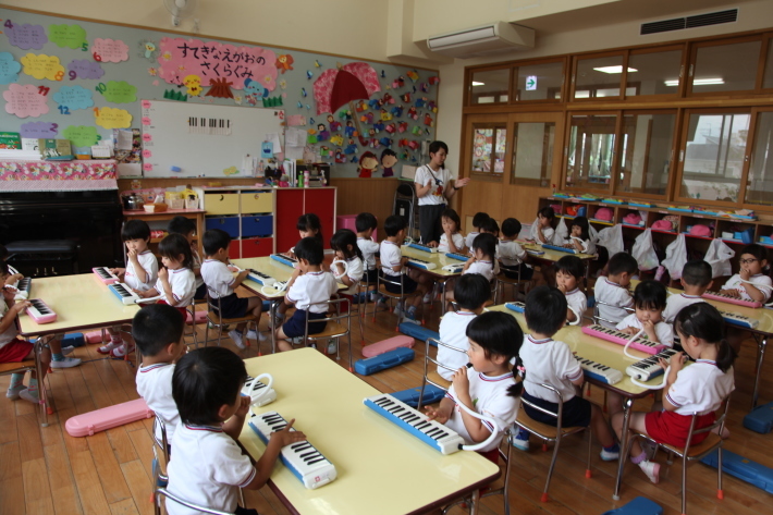 マリポサ　給食試食会　　りんご・年少組　じゃがいも掘り_b0277979_14103691.jpg