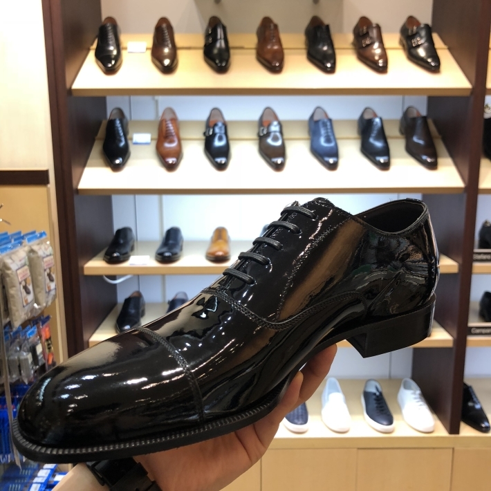 エナメルのお手入れにこれ１本 シューケアマイスター靴磨き工房 三越日本橋本店