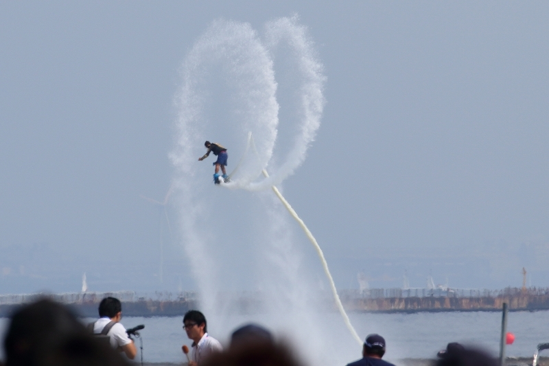 水圧で自由に空を飛ぶ フライボード をご存知でしょうか 千葉県 幕張 旅プラスの日記