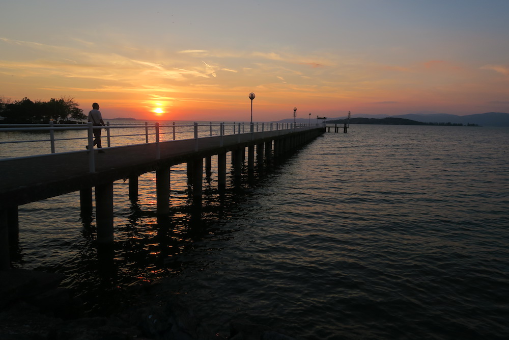 夏至の湖畔の夕空と猫、トラジメーノ湖_f0234936_6552252.jpg