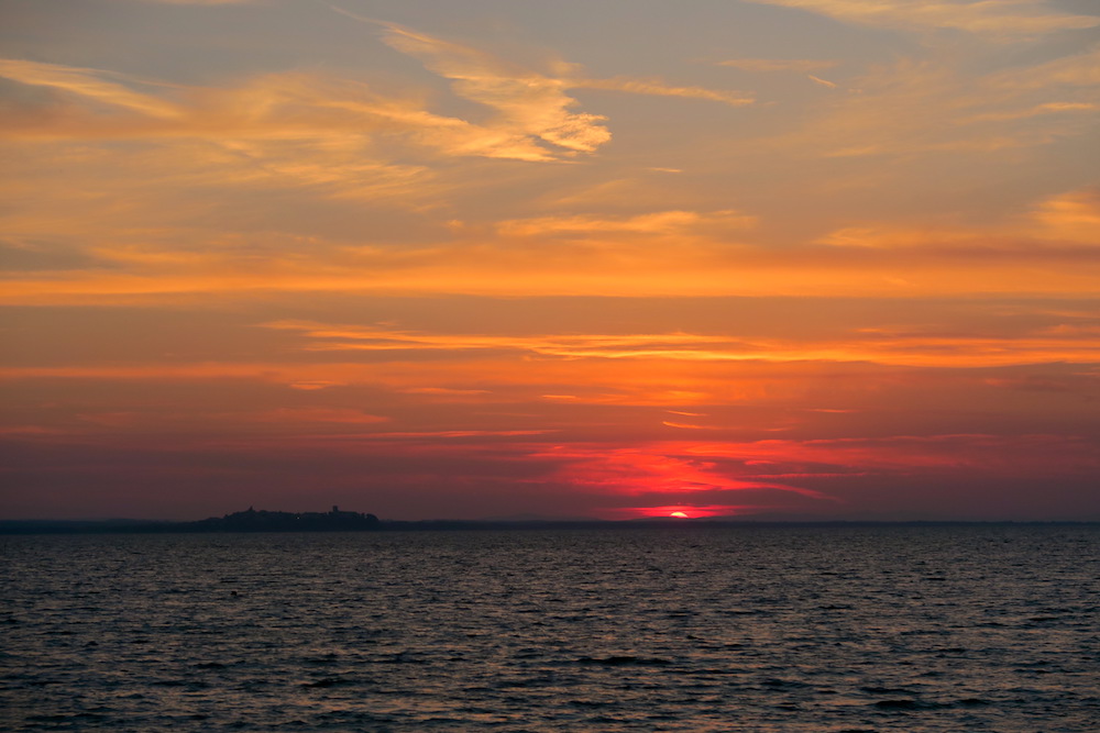夏至の湖畔の夕空と猫、トラジメーノ湖_f0234936_6592180.jpg