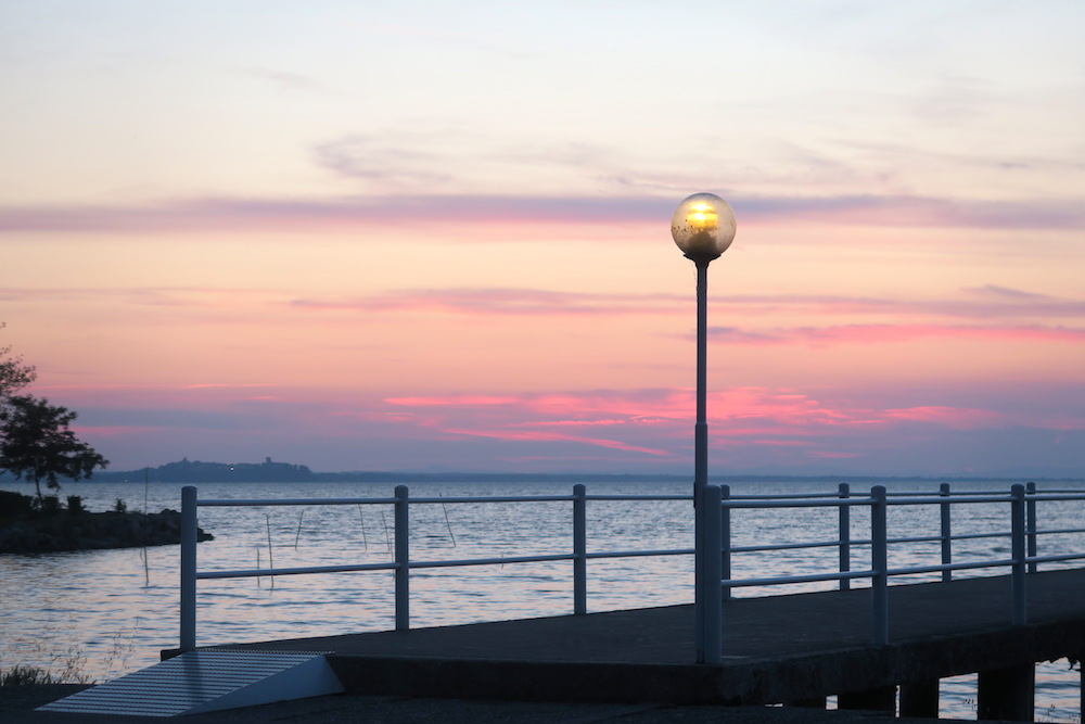 夏至の湖畔の夕空と猫、トラジメーノ湖_f0234936_7113040.jpg