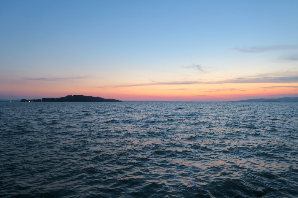 夏至の湖畔の夕空と猫、トラジメーノ湖_f0234936_7142850.jpg