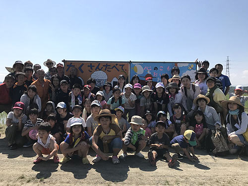 田植え体験(目黒角田絆交流田)_d0247484_1839368.jpg