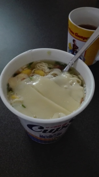 カップラーメン塩（チーズのせ）_d0389930_15091055.jpg