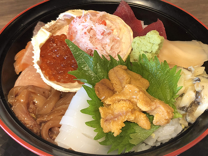 なんと地方空港でおいしい海鮮丼が！鳥取空港のすなば珈琲で豪華海鮮丼が1800円で味わえる！_e0171573_21253787.jpg