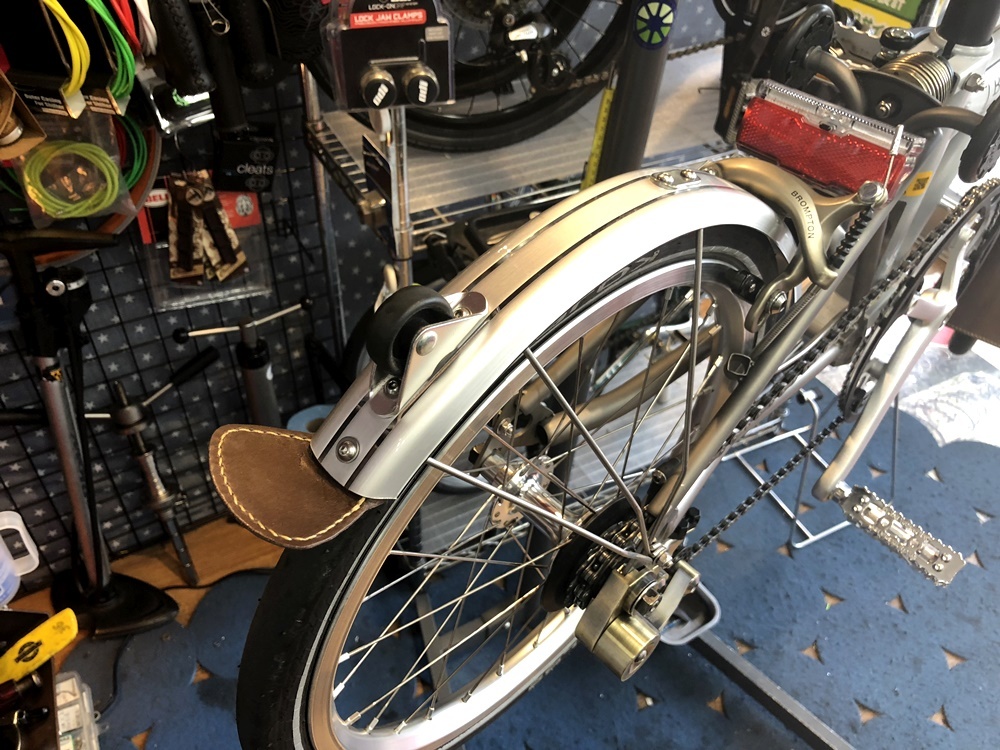 BROMPTON マッドガードフラップ装着！ : カルマックス タジマ -自転車屋さんの スタッフ ブログ