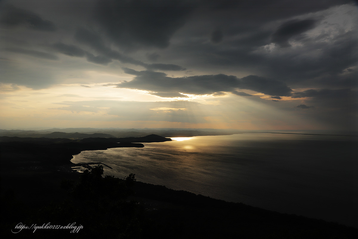 サロマ湖の夕日 幌岩山より あ した天気になぁ れ