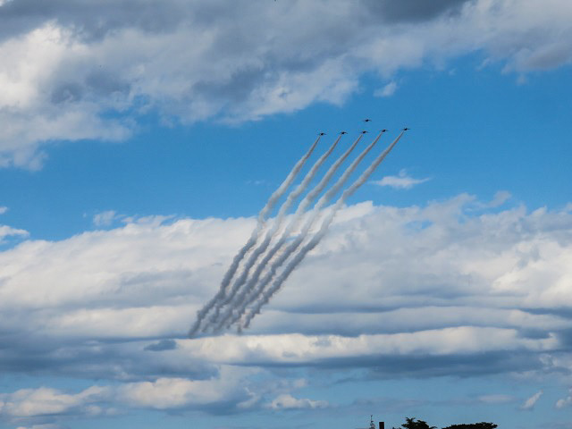 青空に舞うブルーインパレス　～松島沖～_f0346196_16462422.jpg