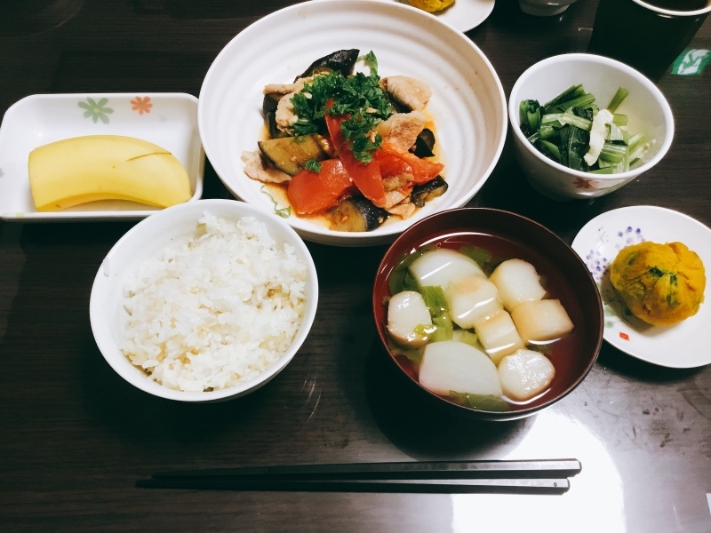 &#127803;ひまわり荘 夕食&#127803; 豚肉とトマトの醤油煮炒め、小松菜の揚げ煮、かぼちゃの茶巾、お吸い物_c0357519_17562855.jpeg