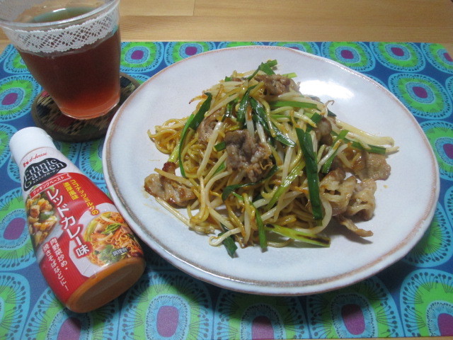 味付け1つで簡単 ニラと豚肉のレッドカレー焼きそば Candy Sarry 2