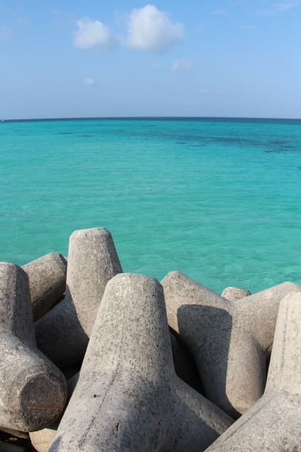 過去の国内旅行　宮古島　テトラポットと海_e0385347_23275055.jpg