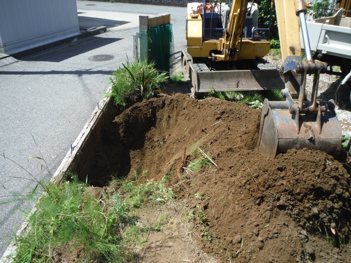 ブロック塀とフェンス ~ 重機で掘削。_d0165368_03151517.jpg