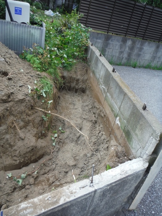 ブロック塀とフェンス ~ 重機で掘削。_d0165368_03160611.jpg