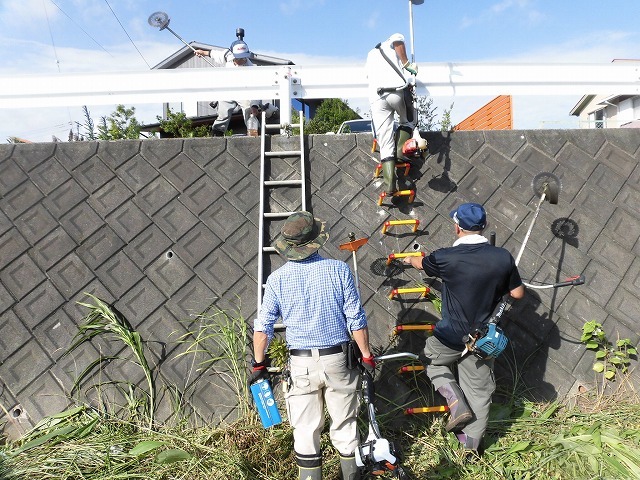 最後はバテバテ! 梅雨明けを思わせる暑さの中で「小潤井川 友の会」の草刈り清掃_f0141310_06435636.jpg