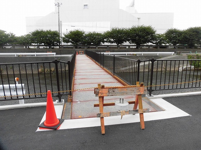 小潤井川の改修工事の一環で、旧国1の津田橋架け替え工事が始まった_f0141310_07523940.jpg