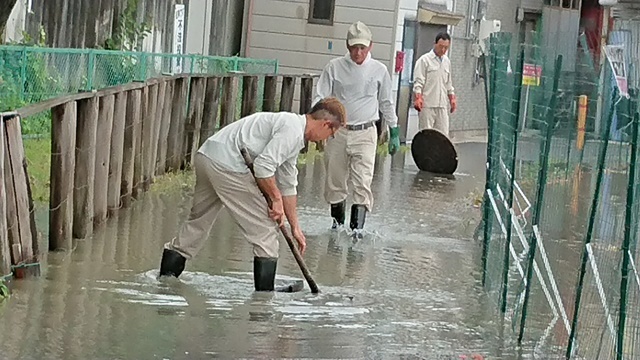大雨で歩道が水に浸かる_c0348636_19481472.jpg