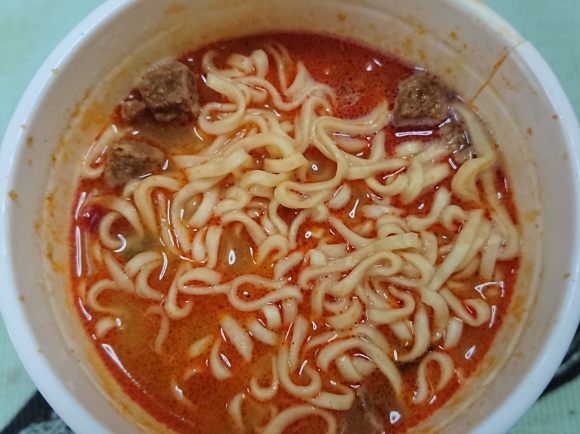7/6 日清カップヌードル肉食リッチ贅沢肉盛り担々麺 + 追いごはん +西友パリパリコーンフレークブルーベリー_b0042308_09585269.jpg