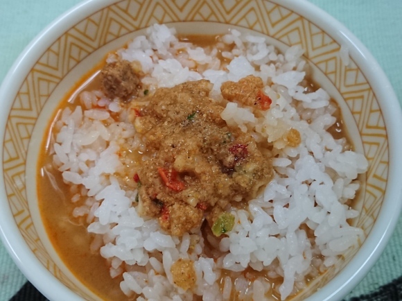 7/6 日清カップヌードル肉食リッチ贅沢肉盛り担々麺 + 追いごはん +西友パリパリコーンフレークブルーベリー_b0042308_09585394.jpg