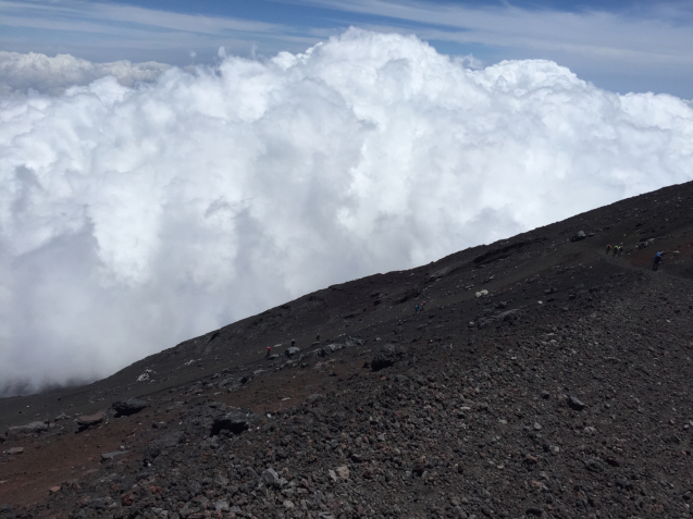 富士登山2日目、登ったものにしか見れない光景。_b0134055_17020254.jpg