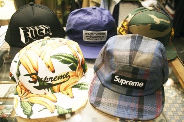どっちなの？？？　サッカー観戦　入荷SUPREME　キャップ_f0180307_23403406.jpg