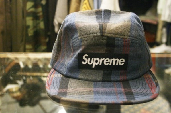 どっちなの？？？　サッカー観戦　入荷SUPREME　キャップ_f0180307_23403645.jpg