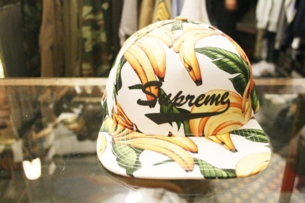 どっちなの？？？　サッカー観戦　入荷SUPREME　キャップ_f0180307_23403776.jpg