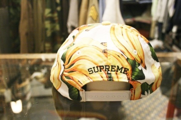 どっちなの？？？　サッカー観戦　入荷SUPREME　キャップ_f0180307_23403803.jpg