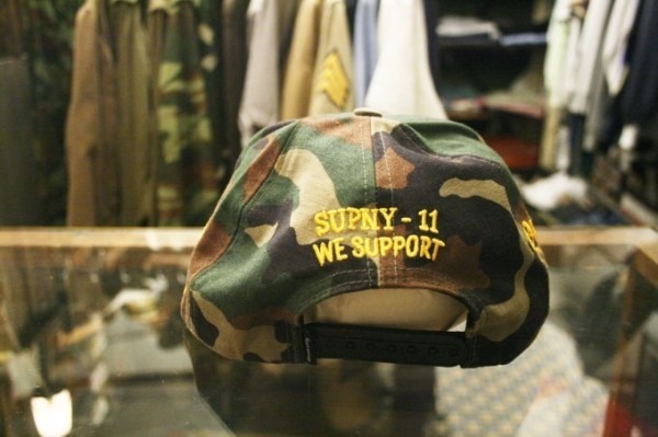 どっちなの？？？　サッカー観戦　入荷SUPREME　キャップ_f0180307_23430063.jpg