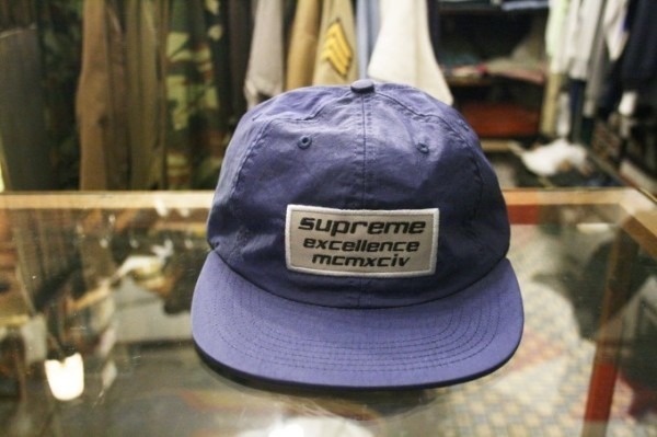 どっちなの？？？　サッカー観戦　入荷SUPREME　キャップ_f0180307_23444664.jpg